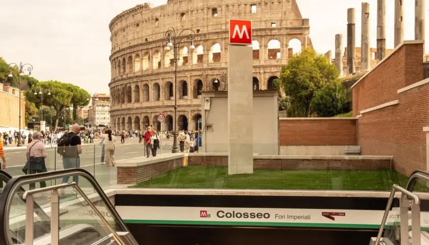 Ingresso metro Colosseo, Fori Imperiali, Roma. Il 2 giugno, turisti e romani si muovono vicino al maestoso anfiteatro.