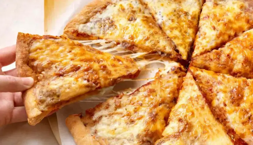 Pyszne, gorące ciasto na pizzę z ciągnącym się serem. Idealne na wspólny wieczór.