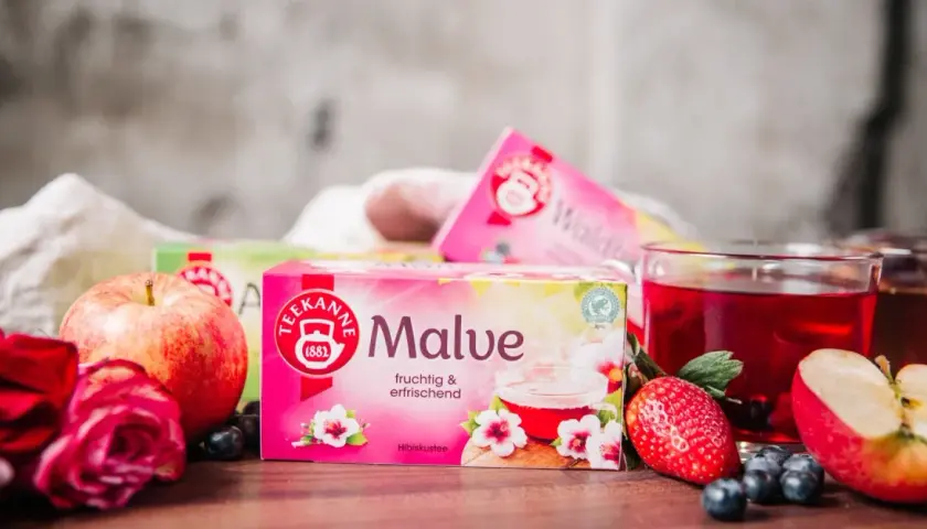 Tee-Packung "Malve" mit Hibiskus, Äpfeln, Beeren und Rosen. Fruchtig & erfrischend.