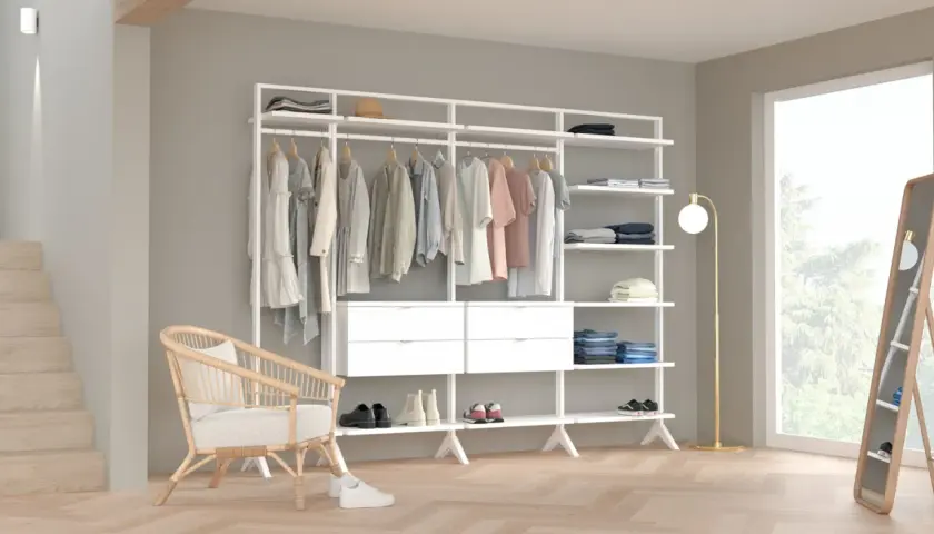 Clevere ankleidezimmer ideen kleiner raum: offenes Regal mit Kleiderstange, Schubladen, Sitzgelegenheit und Spiegel.