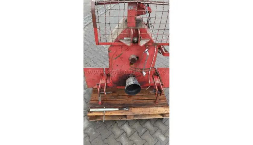 Rote Seilwinde für den Gartenbau, auf einer Holzpalette montiert, bereit für den Einsatz.
