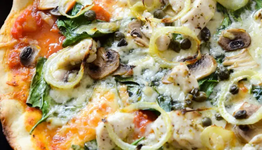 Kurczak na pizzę surowy czy smażony - który wybór jest lepszy?