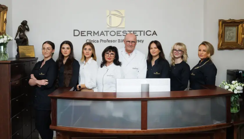 Zespół kliniki DERMATOESTETICA, gdzie przyjmuje Izabela Domitrz, pozuje do zdjęcia przy recepcji.