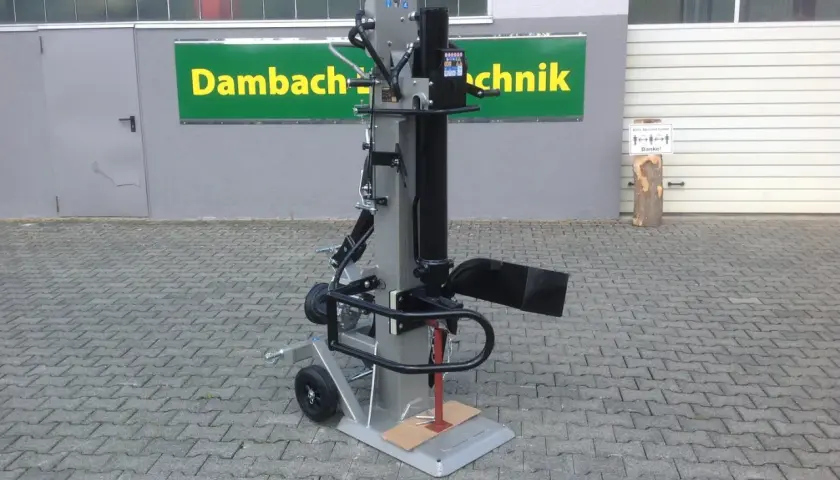 Ein robuster Holzspalter mit Zapfwelle, bereit für den Einsatz.