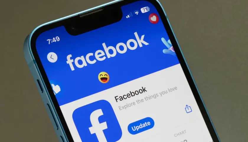 Ekran telefonu z aplikacją Facebook. Dowiedz się, jak usunąć relacje z FB, aby uporządkować swoje konto.
