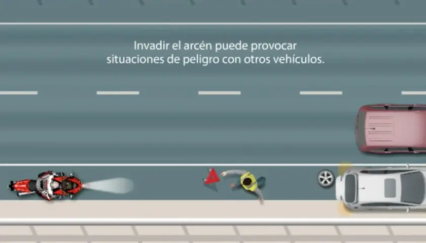 Una moto circula por el arcén, creando una situación de peligro. El texto indica que invadir el arcén puede ser peligroso.