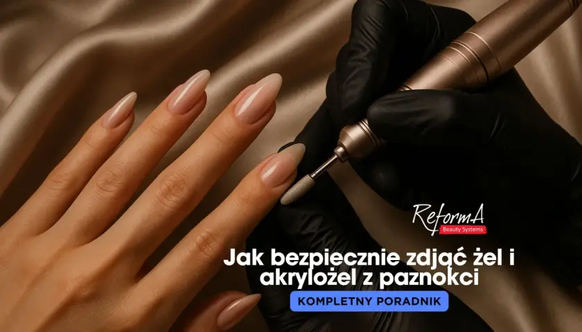 Dłoń z paznokciami w cielistym kolorze, na której widać frezarkę. Poradnik: jak zdjąć akrylożel z paznokci.