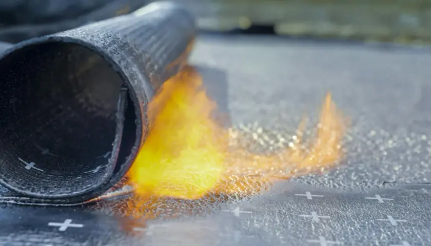 Rolle wird mit Flamme erhitzt, um eine wasserdichte Schicht zu schaffen – eine moderne bitumen alternative.