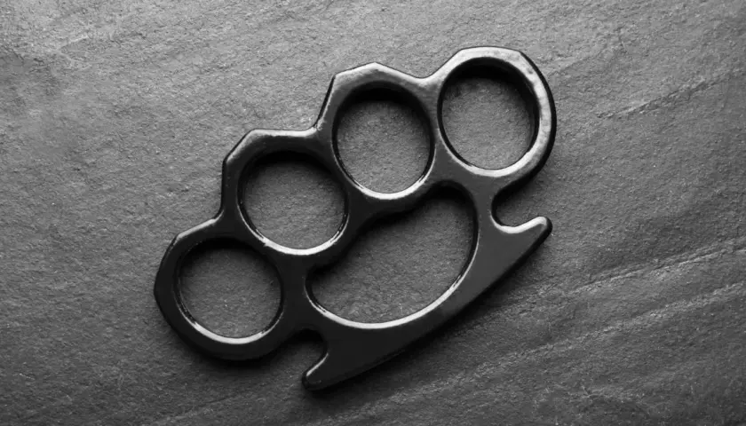 Kastet czy jest legalny? Poznaj konsekwencje posiadania i użycia
