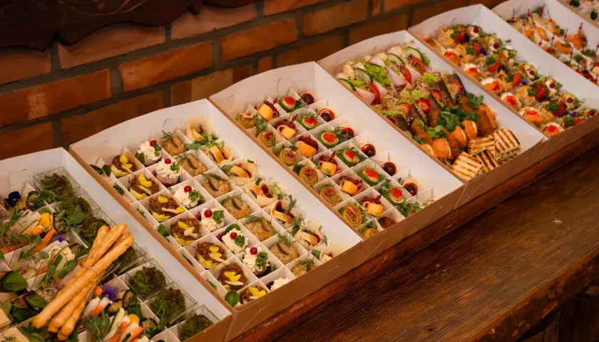 Catering do domu: Jak zorganizować idealne przyjęcie bez stresu?