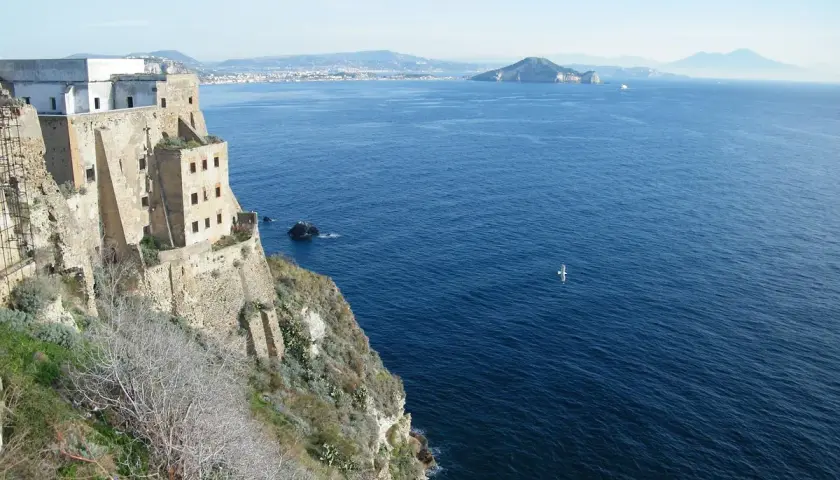 Vue depuis le fort de San Michele à Procida, surplombant la mer bleue. Au loin, des îles et le Vésuve.
