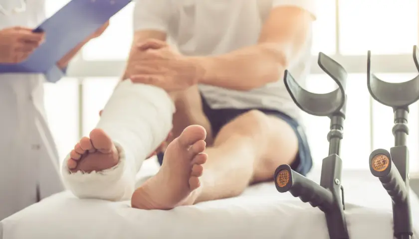 Ile odszkodowania za skręcenie kostki? Sprawdź, co możesz otrzymać