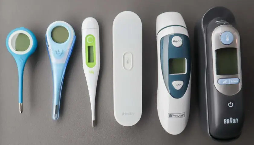 En samling termometrar, inklusive en Braun Thermoscan som kan ändra till Celsius.