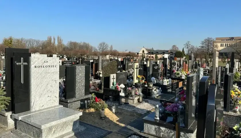 Ile kosztuje pochówek na cmentarzu komunalnym? Sprawdź, jak uniknąć wysokich opłat