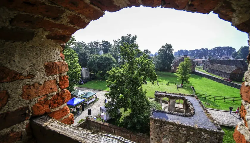 Zamek w Pęzinie - tajemnice historii i atrakcje do odkrycia