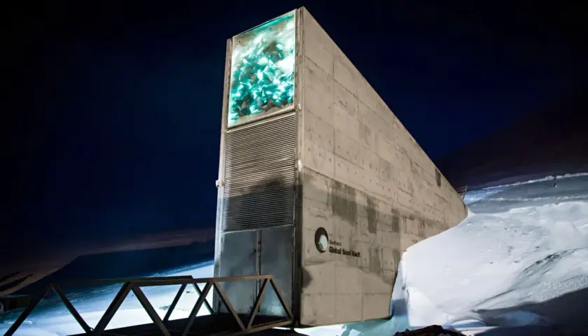La banca dei semi Norvegia, la Global Seed Vault, è un imponente bunker di cemento immerso nella neve e nell'oscurità artica.