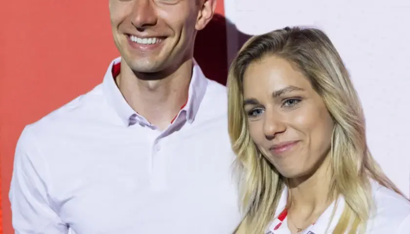 Aleksandra Grabowska i jej mąż, uśmiechnięci, w białych koszulkach polo.