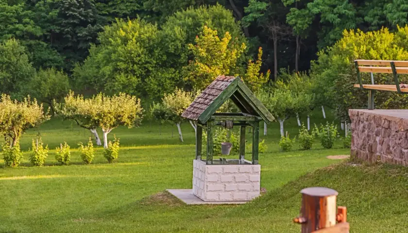 Ein alter Brunnen im Garten, der an die Zeit erinnert, als man für das Brunnen bohren noch eine Genehmigung brauchte.
