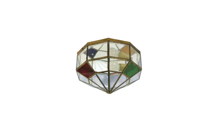 Un plafón granadino de cristal emplomado con rombos de colores rojo, verde, azul y naranja, y bombillas visibles.