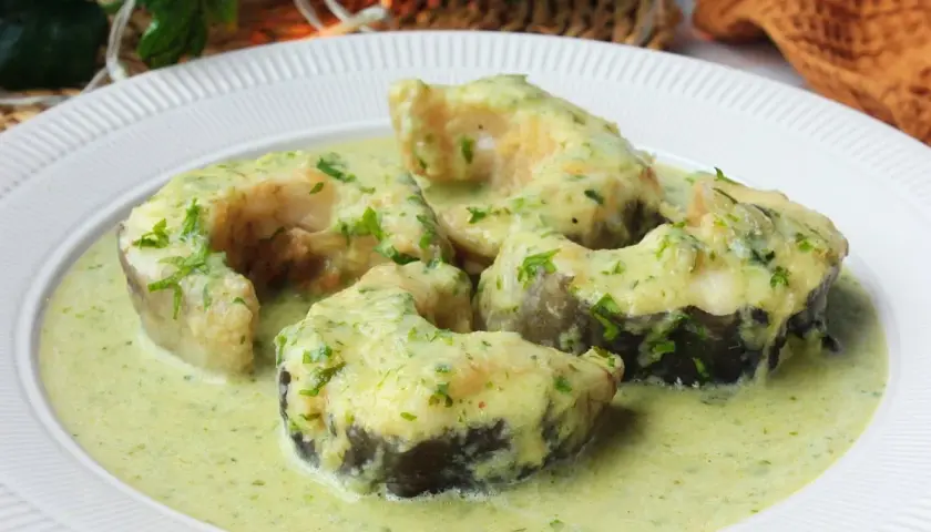 Rodajas de congrio en salsa verde, un plato tradicional lleno de sabor y frescura.