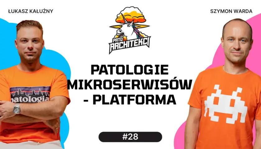 Dwóch mężczyzn w pomarańczowych koszulkach, logo Pato Architekci, tekst "PATOLOGIE MIKROSERWISÓW - PLATFORMA" i "#28".