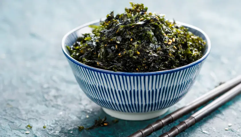 Ciotola di alga nori croccante, condita con semi di sesamo. Perfetta per accompagnare riso o come snack. Ecco alga nori come usarla!
