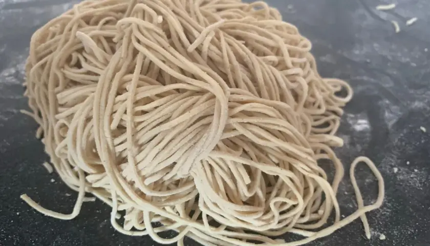 En hög med färska, glutenfria risnudlar. Perfekt för en lätt och hälsosam måltid.