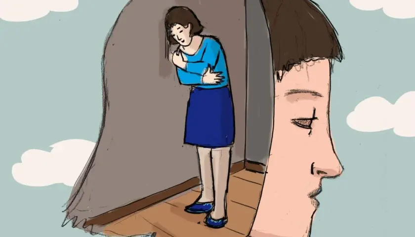 Una donna si stringe in un angolo, mentre la sua testa si apre rivelando un volto esterno. Le conseguenze del ricovero in psichiatria sono visibili.