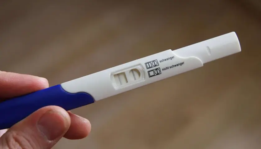 Schwangerschaftstest zeigt zwei Streifen. Die Frage "wann nach Eisprung testen?" wird hier beantwortet: Ein positives Ergebnis deutet auf eine Schwangerschaft hin.