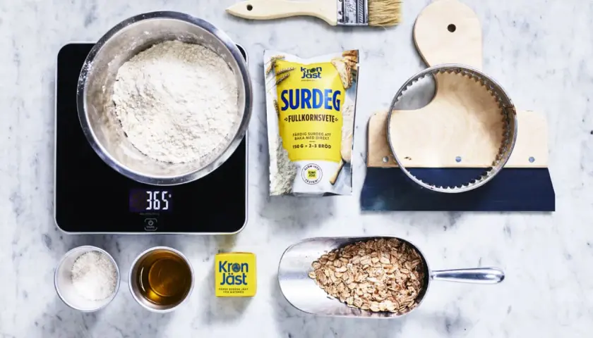 Ingredienser för brödbakning: mjöl, surdeg, jäst, olja, havregryn. Undrar du varför jäser inte degen? Här finns svaret!