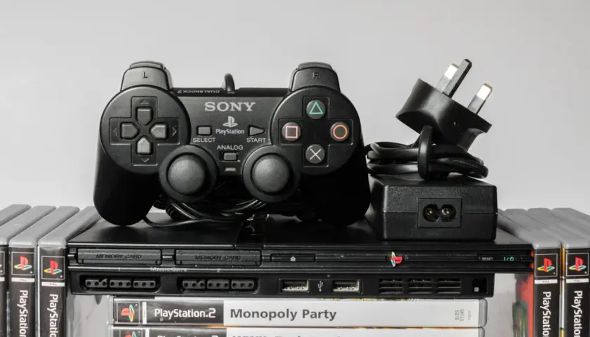Konsola PlayStation 2 z kontrolerem i grami, idealna do uruchomienia jako ps2 emulator android.