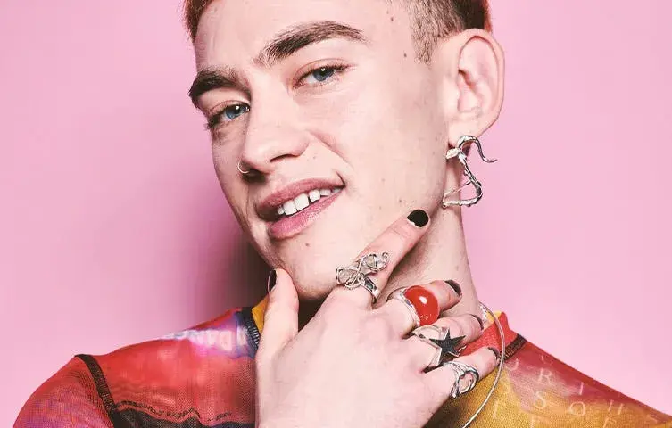 Olly Alexander: Od aktora do króla popu. Poznajemy jego historię