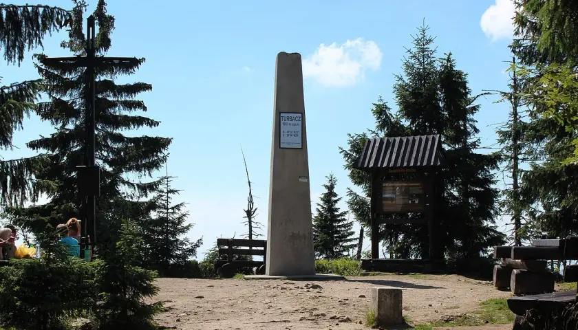 Na szczycie Turbacz, gdzie jest piękny widok, stoi obelisk. Wokół drzewa i ławki dla turystów.
