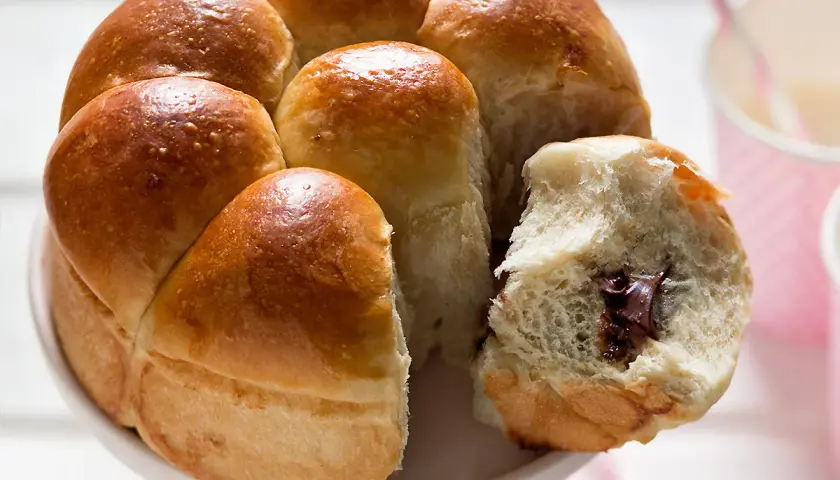 Un soffice danubio dolce, con palline dorate che nascondono un cuore cremoso di cioccolato. Perfetto per una colazione golosa.
