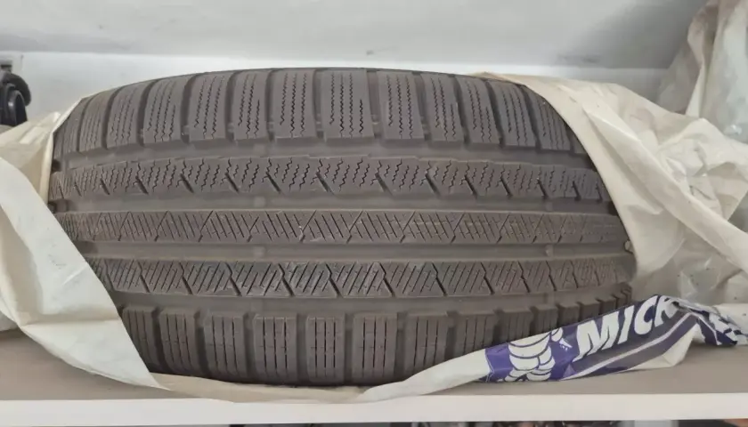 Opona zimowa Michelin, gotowa do przechowywania. Zapewnia bezpieczne użytkowanie w trudnych warunkach.