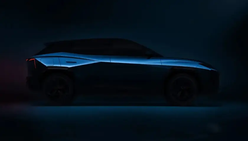 Nowy Omoda 3 w ciemności, z niebieskim podświetleniem podkreślającym jego futurystyczny design.