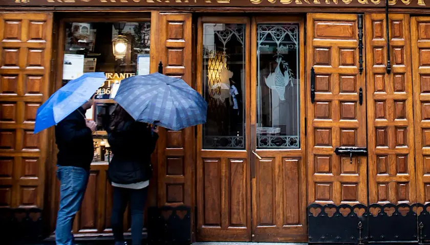 Para deszczowa przed wejściem do Sobrino de Botín, najstarszej restauracji w Europie.