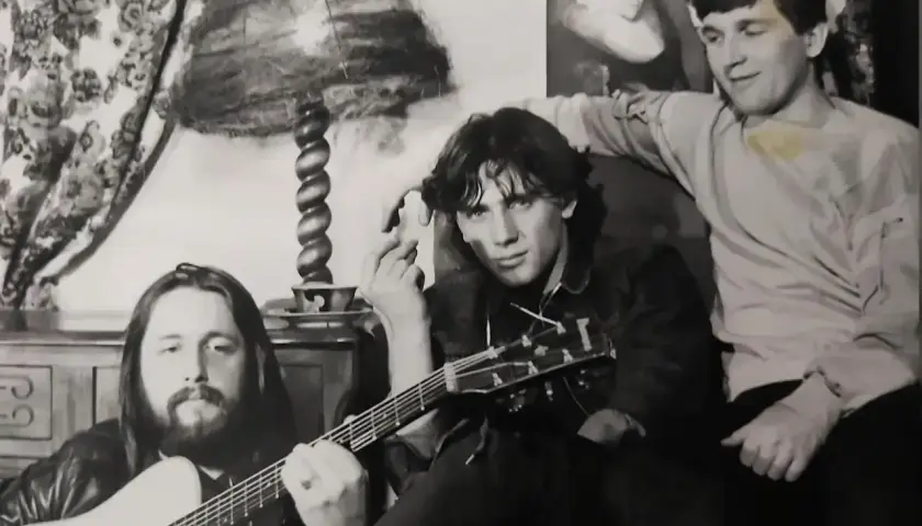 Trzech mężczyzn z gitarami, jeden z nich to Mirek Breguła.