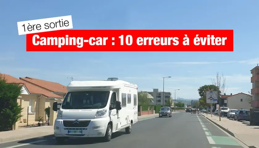 Un camping-car blanc roule sur une route, prêt pour un tour du monde. Texte : "Camping-car : 10 erreurs à éviter".