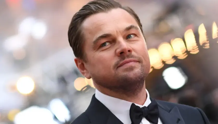 Leonardo DiCaprio w garniturze z muszką. Zastanawiasz się, ile zarabia Leonardo DiCaprio?