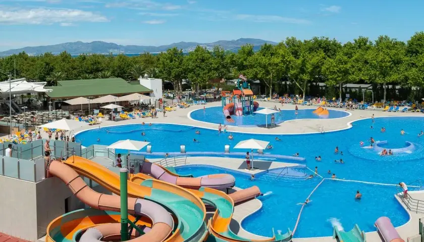 Disfruta de los mejores campings Costa Brava con piscinas, toboganes y sol. ¡Un paraíso acuático para toda la familia!
