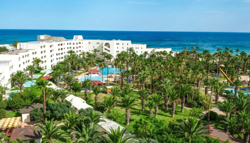 Traumhafter Urlaub in Tunesien: TUI Hotelanlage mit Palmen, Pools und Meerblick.