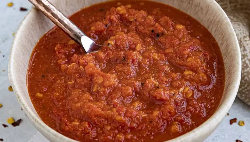 En skål med hemlagad chilisås, perfekt för ditt nästa chilisås recept.
