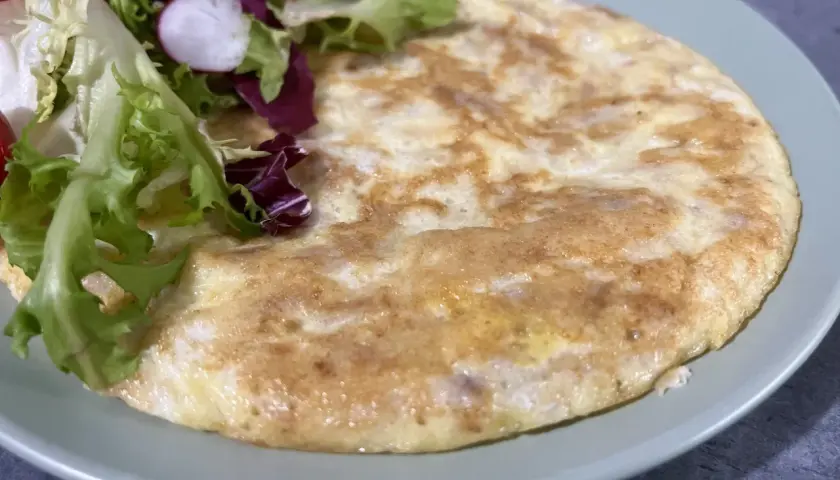 Omlet z sałatką na talerzu, idealny na śniadanie. Znajdziesz więcej takich przepisów na blogu fodmap przepisy.
