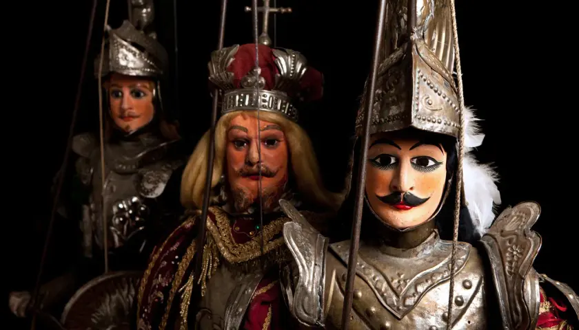 Marionette dell'Opera dei Pupi, un'arte che incarna le tradizioni siciliane. Guerrieri con armature scintillanti e volti espressivi, pronti a narrare epiche gesta.
