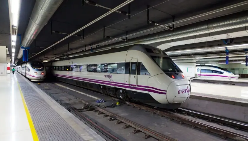 Trenes Renfe Alvia en estación, listos para el viaje de Vigo a Barcelona.
