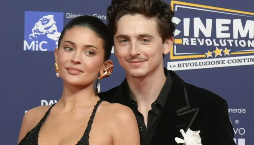 Timothée Chalamet z partnerką, Kylie Jenner, na czerwonym dywanie.