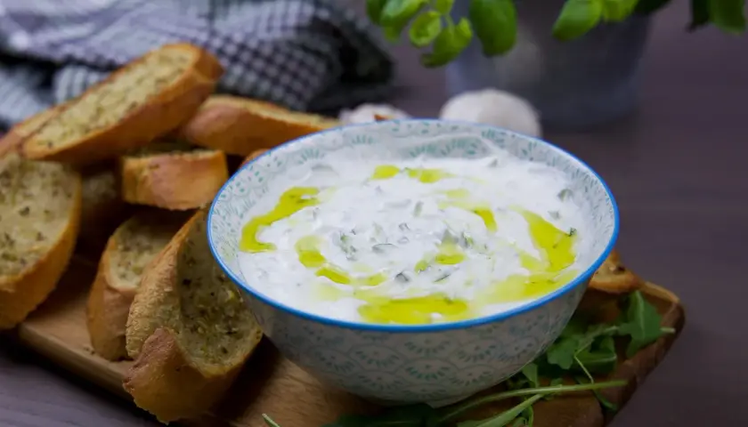 En skål med krämig tzatziki, perfekt för att doppa rostat bröd i. Detta tzatziki recept från Zeina ser utsökt ut!