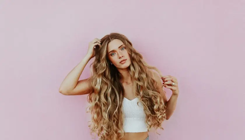 Mujer con cabello largo y ondulado, con un estilo que realza el contouring pelo.