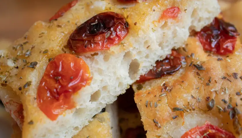 Puszysta focaccia z pomidorkami koktajlowymi i ziołami. Idealna na oryginalna włoska focaccia przepis.